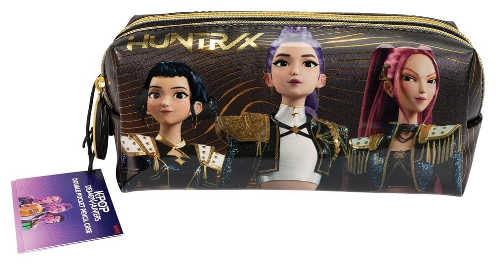 Hold orden på skrivesakene med stil! Dette flotte KPop Demon Hunters-pennalet har et elegant Golden-design inspirert av HUNTR/X, med sort og gullfarget uttrykk og holografiske detaljer.