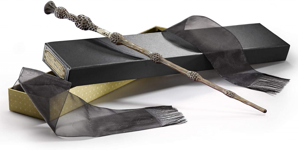 Produsert av The Noble Collection. Produktet er svært forseggjort, med masse detaljer. Tyngden på staven føles ut som om den skulle vært ekte. Flott utstillingsobjekt. Beregnet for 14+ Offisielt lisensiert produkt